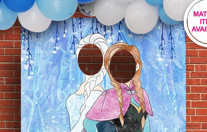 Puede incluir: Un tel&oacute;n de fondo azul y blanco con un recorte de Elsa y Anna de Frozen. El tel&oacute;n de fondo es perfecto para una fiesta con tem&aacute;tica de Frozen.