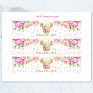 K&ouml;nnte beinhalten: Drei bedruckbare Bl&auml;tter f&uuml;r Wasserflaschenetiketten mit einem rosa-goldenen Blumendesign mit goldenen Glitzerpunkten. Jedes Blatt hat einen goldenen Glitzer-Minnie-Maus-Kopf mit Schleife und Platz f&uuml;r ein Foto. Der Text "Sophia's Birthday Party" ist auf jedem Blatt gedruckt.