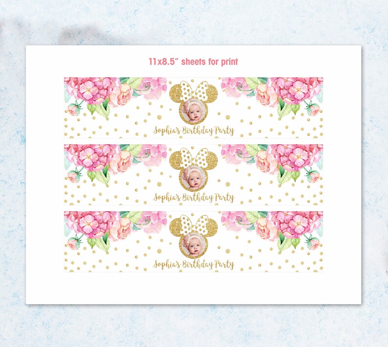 K&ouml;nnte beinhalten: Drei bedruckbare Bl&auml;tter f&uuml;r Wasserflaschenetiketten mit einem rosa-goldenen Blumendesign mit goldenen Glitzerpunkten. Jedes Blatt hat einen goldenen Glitzer-Minnie-Maus-Kopf mit Schleife und Platz f&uuml;r ein Foto. Der Text "Sophia's Birthday Party" ist auf jedem Blatt gedruckt.