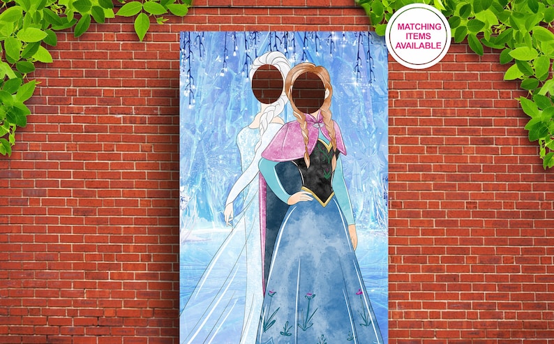 Puede incluir: Un recorte de cart&oacute;n de dos princesas, Elsa y Anna, de la pel&iacute;cula Frozen. El recorte tiene dos agujeros para las caras, permitiendo a la gente poner sus caras a trav&eacute;s de los agujeros y tomar fotos. El fondo es una imagen de estilo acuarela de un bosque nevado.