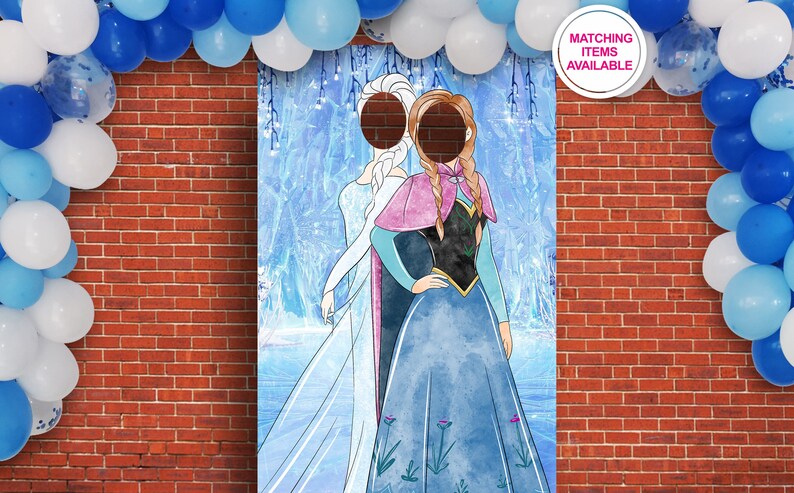 Puede incluir: Un recorte de cart&oacute;n de Elsa y Anna de Frozen, con espacios en blanco para las caras. El recorte est&aacute; contra una pared de ladrillo con globos azules y blancos en el fondo. El texto "Art&iacute;culos coincidentes disponibles" est&aacute; en un c&iacute;rculo rosa.