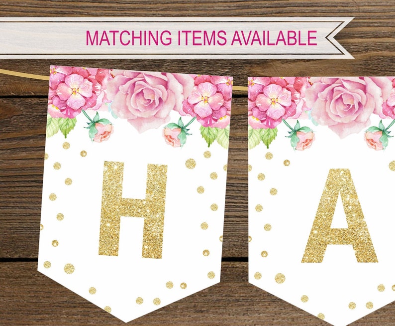 Puede incluir: Una pancarta blanca con dise&ntilde;os florales rosas y letras doradas con brillo que deletrean "HA". La pancarta tiene un fondo blanco con lunares dorados.
