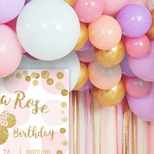Puede incluir: Un cartel de fiesta de cumplea&ntilde;os rosa y dorado con el texto "Ava Rose Birthday" y una lista de comidas favoritas que incluyen leche, pl&aacute;tano, manzana y yogur. El cartel est&aacute; decorado con purpurina dorada y confeti.