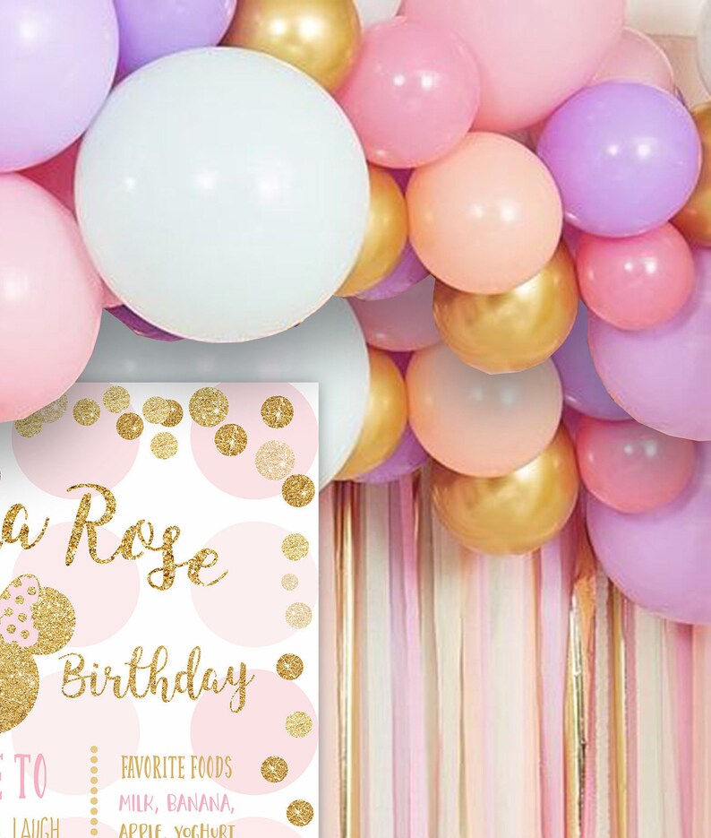 Puede incluir: Un cartel de fiesta de cumplea&ntilde;os rosa y dorado con el texto "Ava Rose Birthday" y una lista de comidas favoritas que incluyen leche, pl&aacute;tano, manzana y yogur. El cartel est&aacute; decorado con purpurina dorada y confeti.