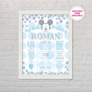 K&ouml;nnte beinhalten: Ein blaues und silbernes druckbares Poster f&uuml;r den ersten Geburtstag mit Mickey Mouse. Das Poster enth&auml;lt den Namen des Kindes, Roman, und Details &uuml;ber sein erstes Jahr, einschlie&szlig;lich seiner Lieblingsessen, Lieder und Aktivit&auml;ten.