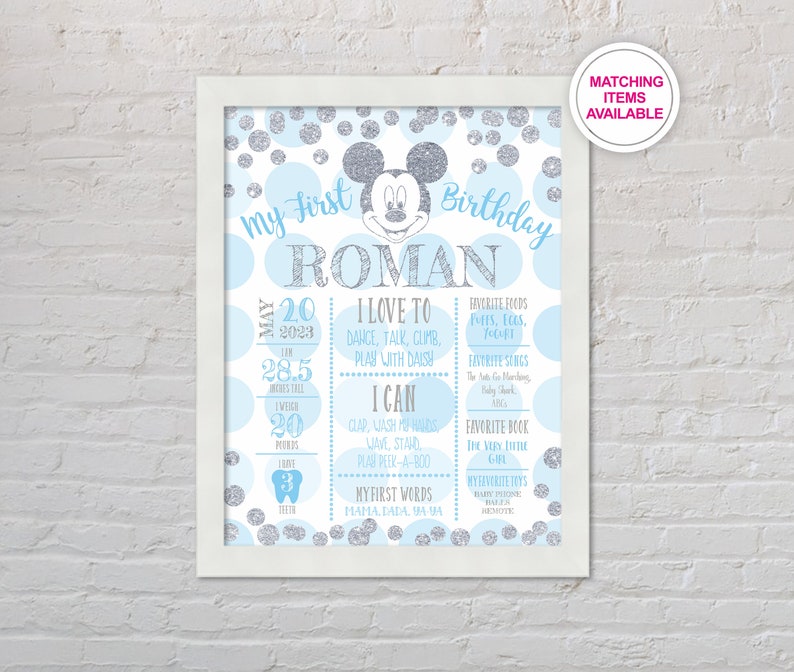 K&ouml;nnte beinhalten: Ein blaues und silbernes druckbares Poster f&uuml;r den ersten Geburtstag mit Mickey Mouse. Das Poster enth&auml;lt den Namen des Kindes, Roman, und Details &uuml;ber sein erstes Jahr, einschlie&szlig;lich seiner Lieblingsessen, Lieder und Aktivit&auml;ten.