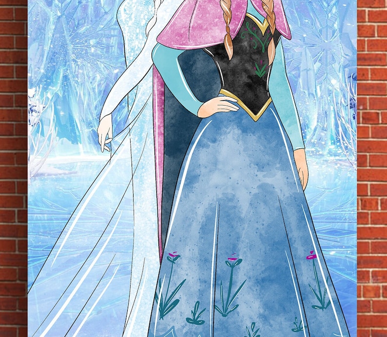 Puede incluir: Una ilustraci&oacute;n de acuarela de dos princesas, una con un vestido azul y negro con una capa rosa y la otra con un vestido blanco. Las princesas est&aacute;n de pie frente a un fondo azul y blanco con cristales de hielo.