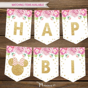 Puede incluir: Una pancarta imprimible con letras doradas brillantes que deletrean "Feliz cumplea&ntilde;os" con una cabeza de Minnie Mouse rosa y dorada brillante. La pancarta est&aacute; decorada con flores rosas y lunares dorados.