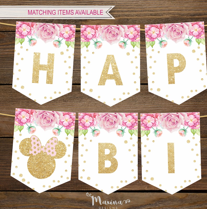 Puede incluir: Una pancarta imprimible con letras doradas brillantes que deletrean "Feliz cumplea&ntilde;os" con una cabeza de Minnie Mouse rosa y dorada brillante. La pancarta est&aacute; decorada con flores rosas y lunares dorados.