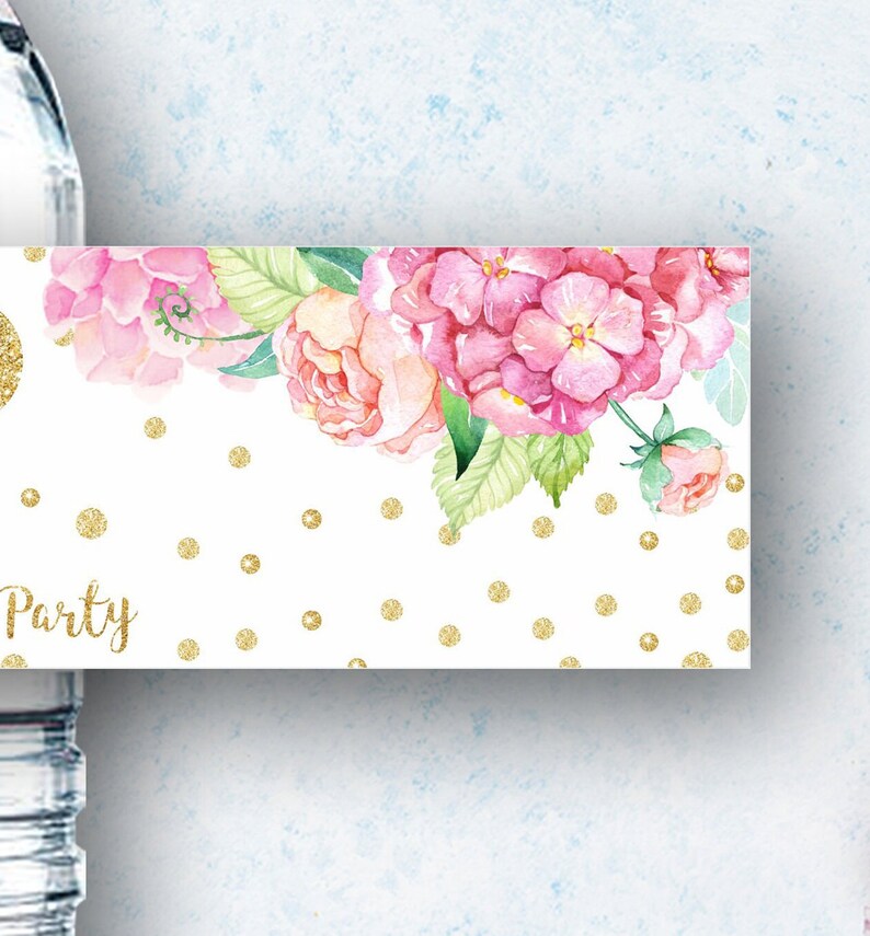 K&ouml;nnte beinhalten: Wasserflaschenetikett mit einem rosa-wei&szlig;en Blumendesign und goldenen Glitzerpunkten. Das Etikett lautet "Party".