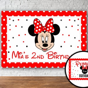 Pode incluir: Fundo de bolinhas vermelhas e brancas com uma ilustração em preto e branco de Minnie Mouse com um laço vermelho. O texto "Mia's 2nd Birthday" está escrito abaixo da ilustração. Uma placa separada de bolinhas brancas e vermelhas com texto preto diz "Pebble's 2nd Birthday!"