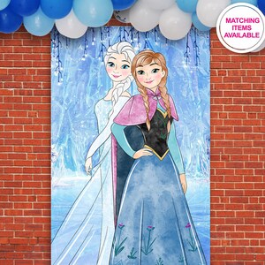 Puede incluir: Un tel&oacute;n de fondo con una ilustraci&oacute;n de acuarela de Elsa y Anna de Frozen, de pie juntas en un entorno de invierno m&aacute;gico. El tel&oacute;n de fondo es azul y blanco con un toque de rosa.