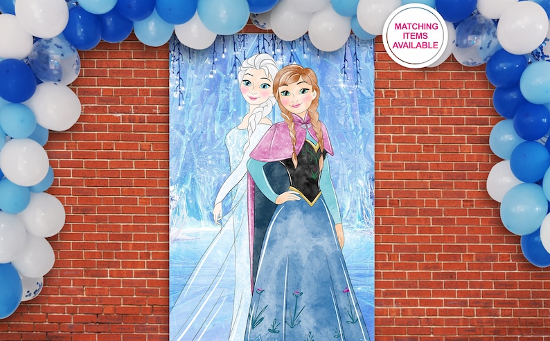 Puede incluir: Un tel&oacute;n de fondo con una ilustraci&oacute;n de acuarela de Elsa y Anna de Frozen, de pie juntas en un entorno de invierno m&aacute;gico. El tel&oacute;n de fondo es azul y blanco con un toque de rosa.