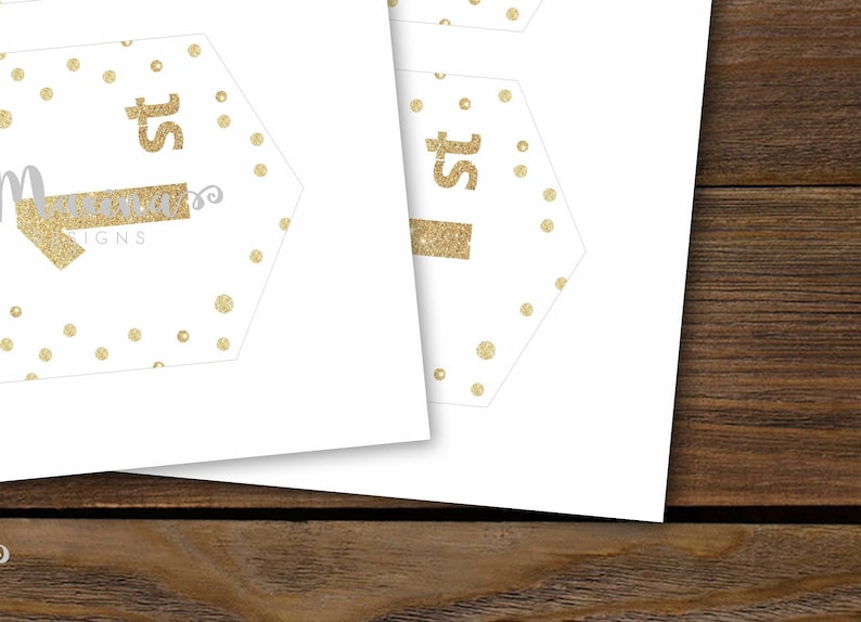 Puede incluir: Un "1er" de purpurina dorada con lunares dorados sobre un fondo blanco. El texto "Mama's Designs" est&aacute; en gris en la parte inferior del hex&aacute;gono.