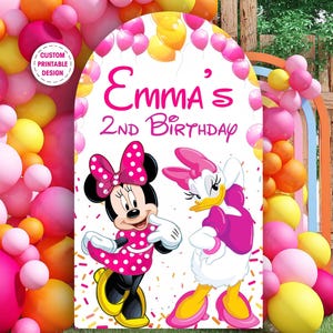 Puede incluir: Un diseño imprimible personalizado para una celebración de 2º cumpleaños. El diseño presenta a Minnie Mouse y Daisy Duck, con el texto "Emma's 2nd Birthday" en rosa. El fondo incluye globos en tonos rosa, amarillo y naranja.