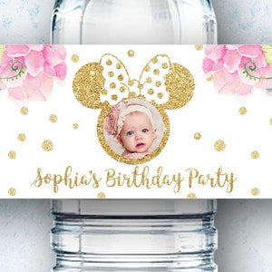 K&ouml;nnte beinhalten: Wasserflaschenetikett mit einem goldenen Glitzer-Minnie-Maus-Ohren-Design, rosa floralen Akzenten und goldenen Konfetti. Das Etikett enth&auml;lt auch ein Foto eines kleinen M&auml;dchens und den Text "Sophia's Birthday Party".