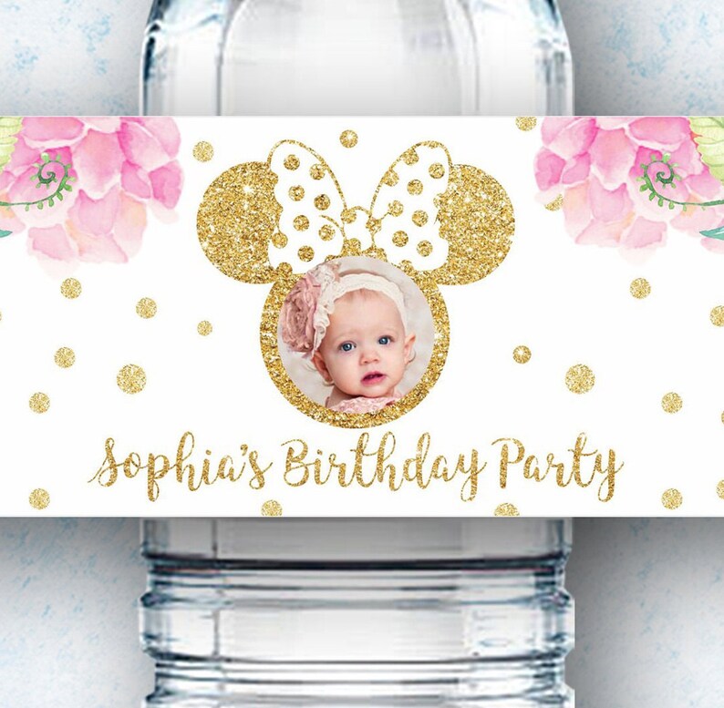 K&ouml;nnte beinhalten: Wasserflaschenetikett mit einem goldenen Glitzer-Minnie-Maus-Ohren-Design, rosa floralen Akzenten und goldenen Konfetti. Das Etikett enth&auml;lt auch ein Foto eines kleinen M&auml;dchens und den Text "Sophia's Birthday Party".