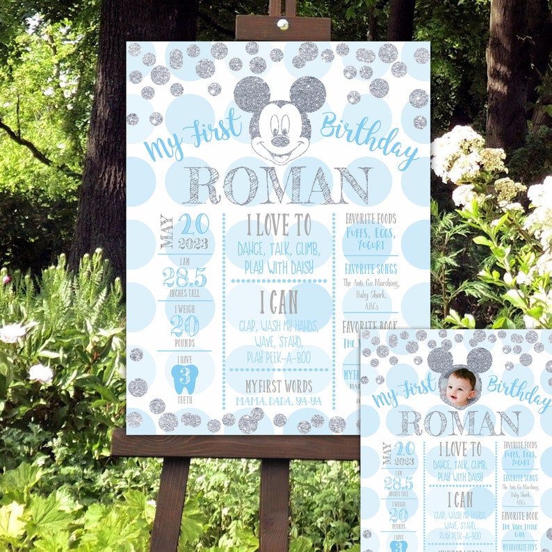 K&ouml;nnte beinhalten: Ein blaues und silbernes Poster zum ersten Geburtstag mit einer Mickey Mouse-Figur und dem Namen Roman. Das Poster enth&auml;lt Details &uuml;ber das Alter, die Gr&ouml;&szlig;e, das Gewicht, die Lieblingsessen, Lieder und B&uuml;cher des Kindes.