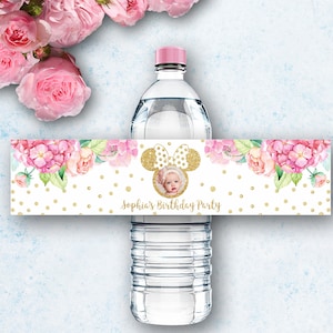 K&ouml;nnte beinhalten: Wasserflaschenetikett mit einem rosa-goldenen Blumendesign, goldenen Glitzerpunkten und einem goldenen Glitzer-Minnie-Maus-Kopf mit einer wei&szlig;en Schleife. Das Etikett enth&auml;lt auch ein Foto eines Kindes und den Text "Sophia's Birthday Party".
