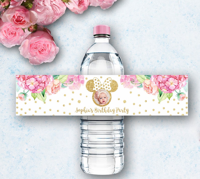 K&ouml;nnte beinhalten: Wasserflaschenetikett mit einem rosa-goldenen Blumendesign, goldenen Glitzerpunkten und einem goldenen Glitzer-Minnie-Maus-Kopf mit einer wei&szlig;en Schleife. Das Etikett enth&auml;lt auch ein Foto eines Kindes und den Text "Sophia's Birthday Party".