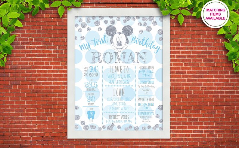 K&ouml;nnte beinhalten: Ein blaues und silbernes Poster zum ersten Geburtstag mit Mickey Mouse. Das Poster enth&auml;lt den Namen des Kindes, Roman, und Details zu seinem ersten Jahr, darunter sein Geburtsdatum, sein Gewicht, seine Gr&ouml;&szlig;e, seine Lieblingsessen, Lieder und B&uuml;cher.