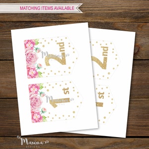 Puede incluir: Etiquetas imprimibles para la fiesta de cumplea&ntilde;os de primer y segundo a&ntilde;o, con purpurina dorada y flores. Las etiquetas son blancas con lunares dorados de purpurina y un dise&ntilde;o floral. Los n&uacute;meros 1 y 2 est&aacute;n en purpurina dorada con las palabras "1er" y "2do" en blanco.