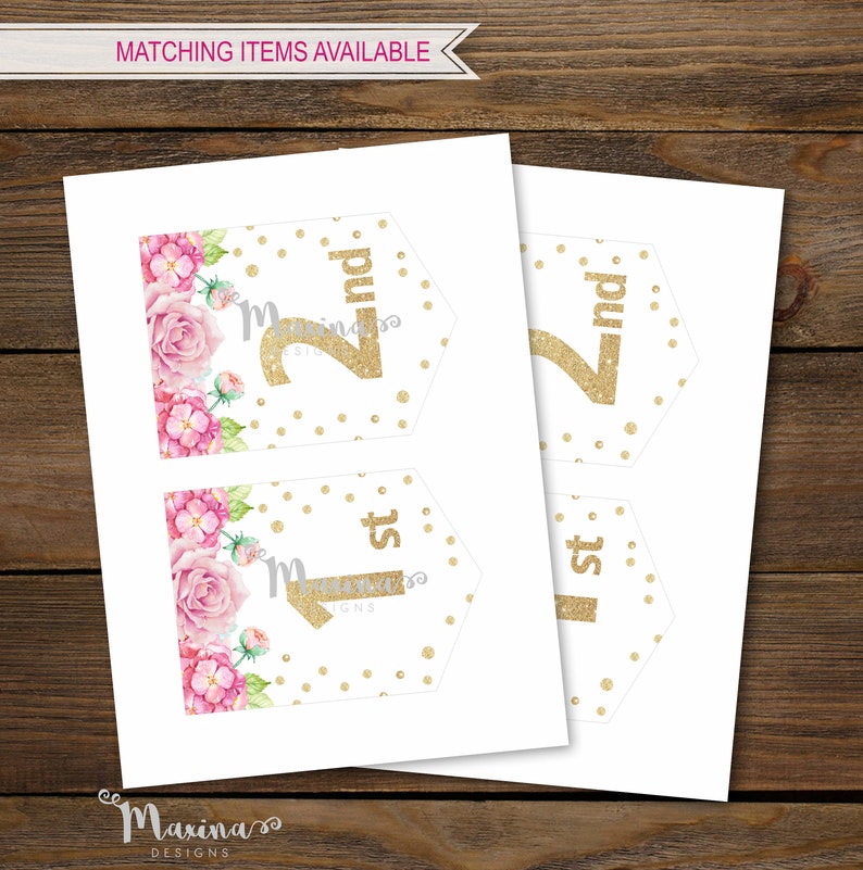 Puede incluir: Etiquetas imprimibles para la fiesta de cumplea&ntilde;os de primer y segundo a&ntilde;o, con purpurina dorada y flores. Las etiquetas son blancas con lunares dorados de purpurina y un dise&ntilde;o floral. Los n&uacute;meros 1 y 2 est&aacute;n en purpurina dorada con las palabras "1er" y "2do" en blanco.