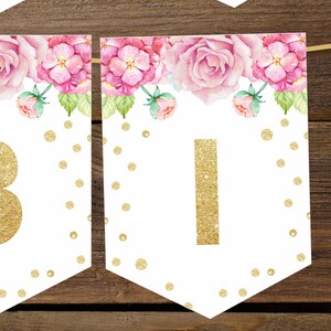 Puede incluir: Una pancarta blanca con n&uacute;meros de purpurina dorada "31" y flores de acuarela rosa. La pancarta tiene un fondo blanco con confeti de purpurina dorada.