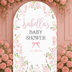Może przedstawiać: Znak baby shower z napisem "Isabella's BABY SHOWER" w różowym skrypcie. Znak jest ozdobiony różowymi kwiatami i motylami. Dołączona jest również data "June 15th, 2026". Znak jest otoczony różowymi różami.