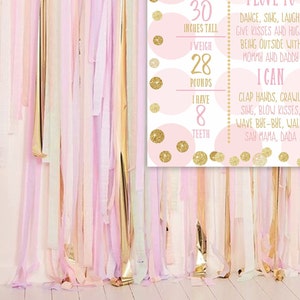 Puede incluir: Un cartel de hitos rosa y dorado con la edad, la altura, el peso y las habilidades de una ni&ntilde;a. El cartel dice "Tengo 30 pulgadas de alto", "Peso 28 libras", "Tengo 8 dientes", "Me encanta bailar, cantar, re&iacute;r, dar besos y abrazos, estar afuera con mam&aacute; y pap&aacute;", y "Puedo aplaudir, gatear, cantar, dar besos, saludar, caminar, decir mam&aacute;, pap&aacute;".