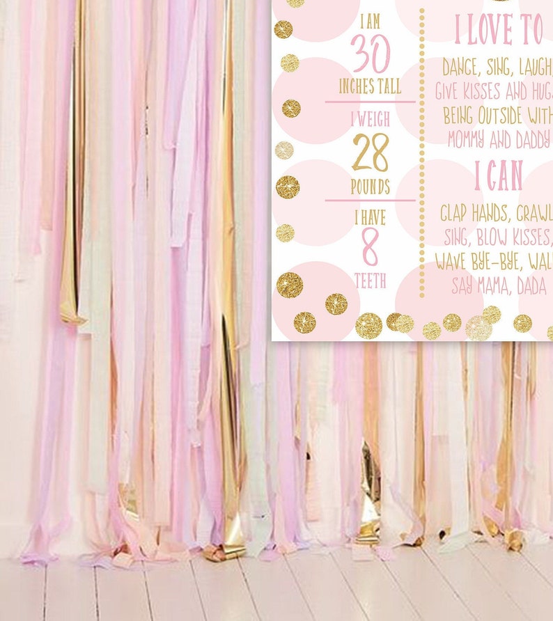 Puede incluir: Un cartel de hitos rosa y dorado con la edad, la altura, el peso y las habilidades de una ni&ntilde;a. El cartel dice "Tengo 30 pulgadas de alto", "Peso 28 libras", "Tengo 8 dientes", "Me encanta bailar, cantar, re&iacute;r, dar besos y abrazos, estar afuera con mam&aacute; y pap&aacute;", y "Puedo aplaudir, gatear, cantar, dar besos, saludar, caminar, decir mam&aacute;, pap&aacute;".