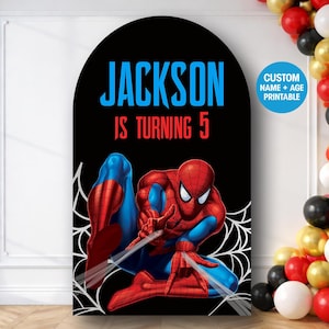Puede incluir: Un telón de fondo de fiesta negro en forma de arco con el texto "JACKSON IS TURNING 5" en azul y rojo. La imagen incluye un gráfico de Spider-Man y un diseño de telaraña blanca. Un pequeño círculo azul dice "CUSTOM NAME + AGE PRINTABLE".