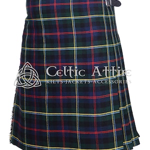 Puede incluir: Un kilt escocés tradicional en un patrón de tartán azul, verde, rojo y amarillo. El kilt tiene una correa de cuero negro y un fleco en la parte inferior.