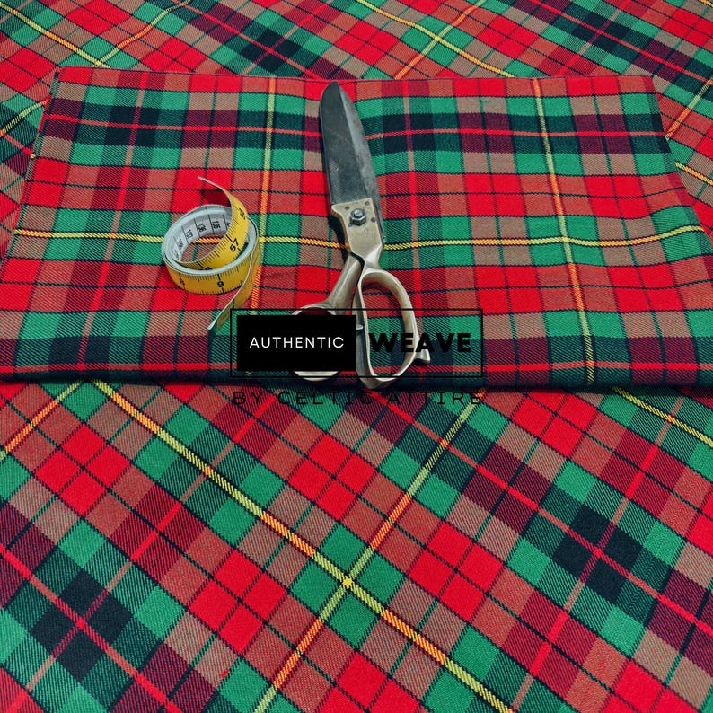 K&ouml;nnte beinhalten: Rot-gr&uuml;ner und schwarzer Stoff mit gelben Akzenten. Ein gelbes Ma&szlig;band und eine Vintage-Schere liegen auf dem Stoff. Der Text "AUTHENTIC WEAVE" und "BY CELTIC ATTIRE" sind sichtbar.