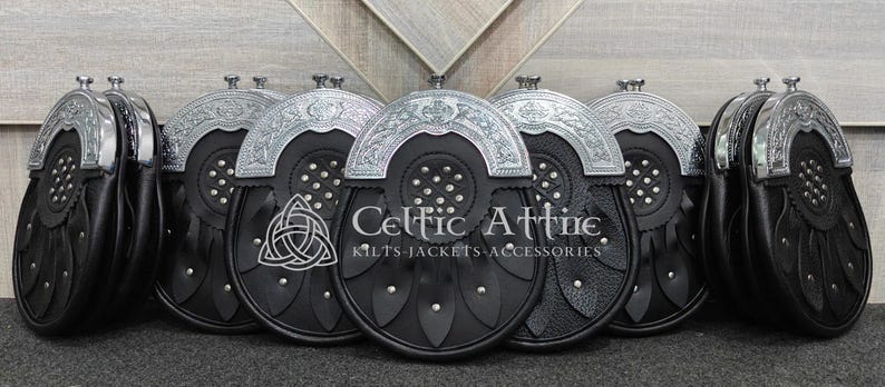 Pu&ograve; includere: Una collezione di sporran in pelle nera con dettagli in metallo argentato. Ogni sporran presenta un lembo decorativo, dettagli borchiati e un emblema a nodo celtico. Il testo "Celtic Attire" &egrave; visibile sul davanti.