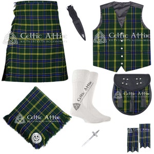 Puede incluir: Un kilt de tartán verde, amarillo y azul con un chaleco, un sporran y accesorios a juego. El conjunto incluye un broche de kilt, un sgian dubh, calcetines de kilt y un cinturón de kilt.