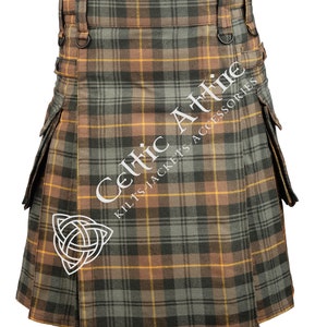 Peut inclure: Un kilt en tartan brun, vert et jaune avec une poche utilitaire de chaque c&ocirc;t&eacute;. Le kilt pr&eacute;sente un motif de n&oelig;ud celtique sur le devant et le texte "Celtic Attire Kilts Jackets Accessories" sur le c&ocirc;t&eacute; droit.