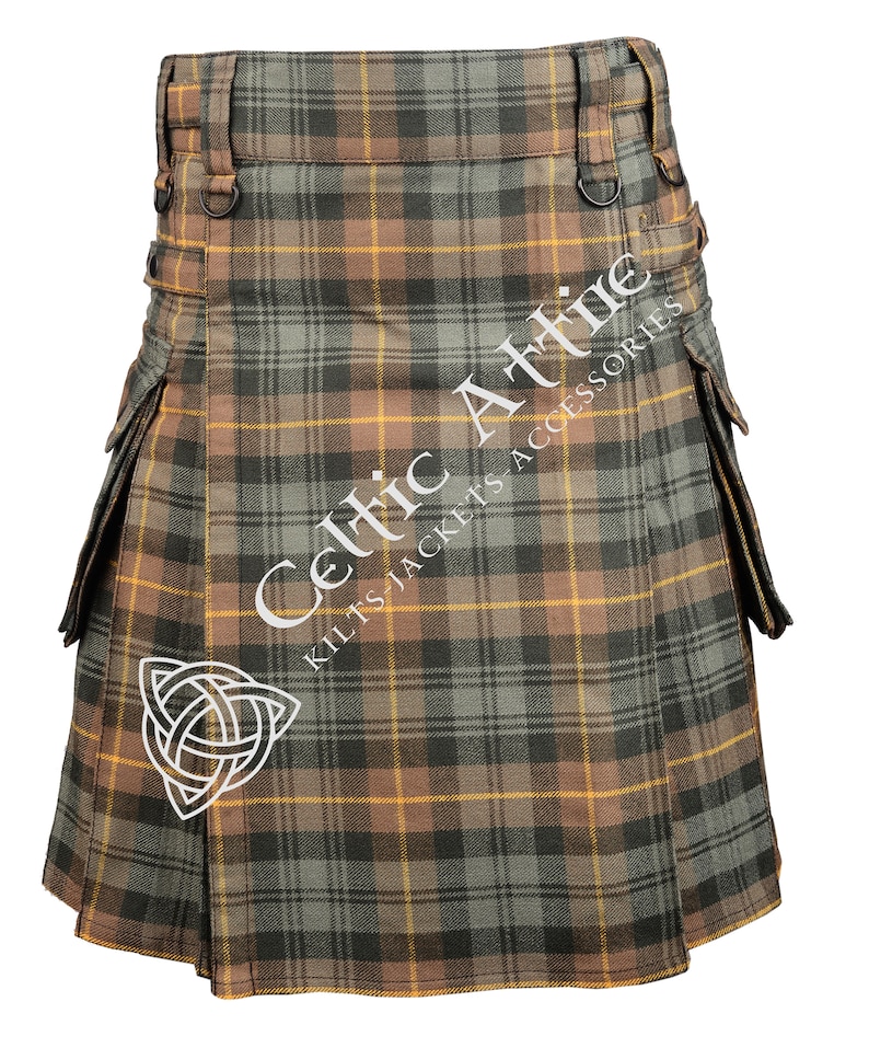 Peut inclure: Un kilt en tartan brun, vert et jaune avec une poche utilitaire de chaque c&ocirc;t&eacute;. Le kilt pr&eacute;sente un motif de n&oelig;ud celtique sur le devant et le texte "Celtic Attire Kilts Jackets Accessories" sur le c&ocirc;t&eacute; droit.