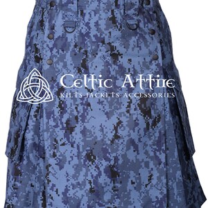 K&ouml;nnte beinhalten: Ein blauer und schwarzer Tarnkilt mit einem Celtic Attire Logo und dem Text "Kilts - Jackets - Accessories".