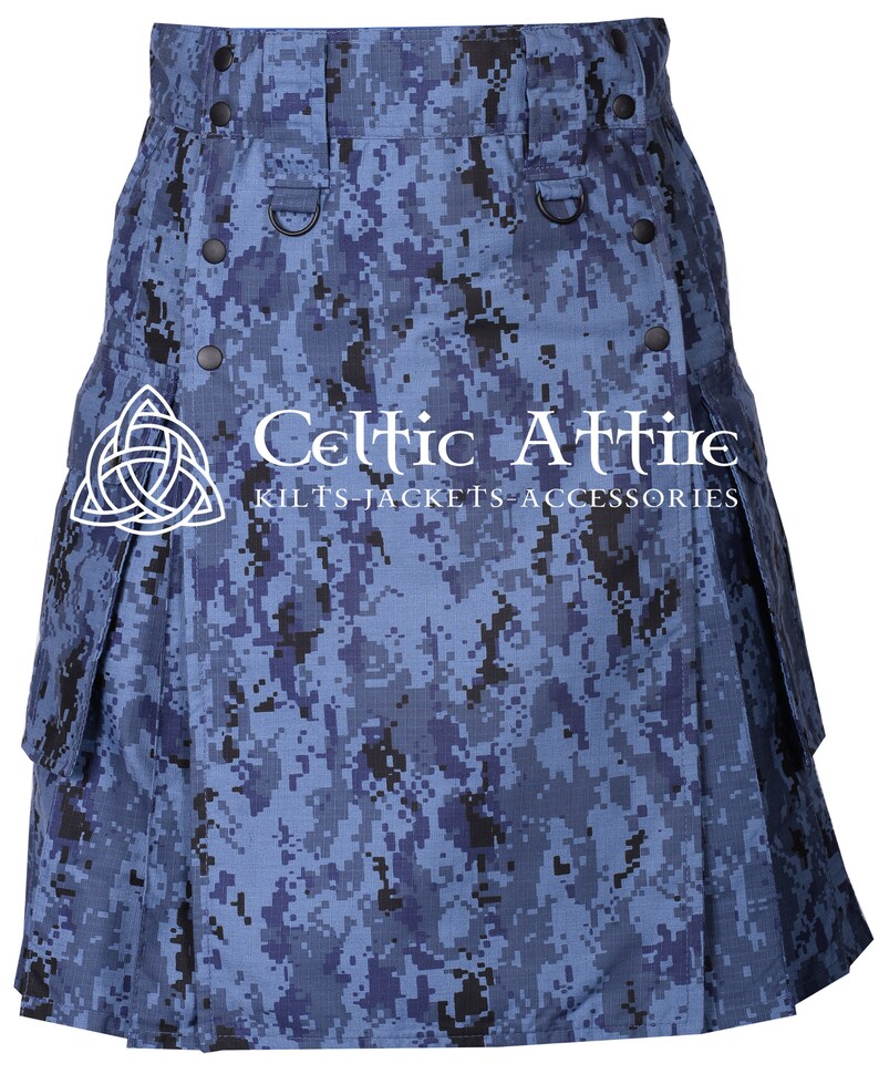 K&ouml;nnte beinhalten: Ein blauer und schwarzer Tarnkilt mit einem Celtic Attire Logo und dem Text "Kilts - Jackets - Accessories".