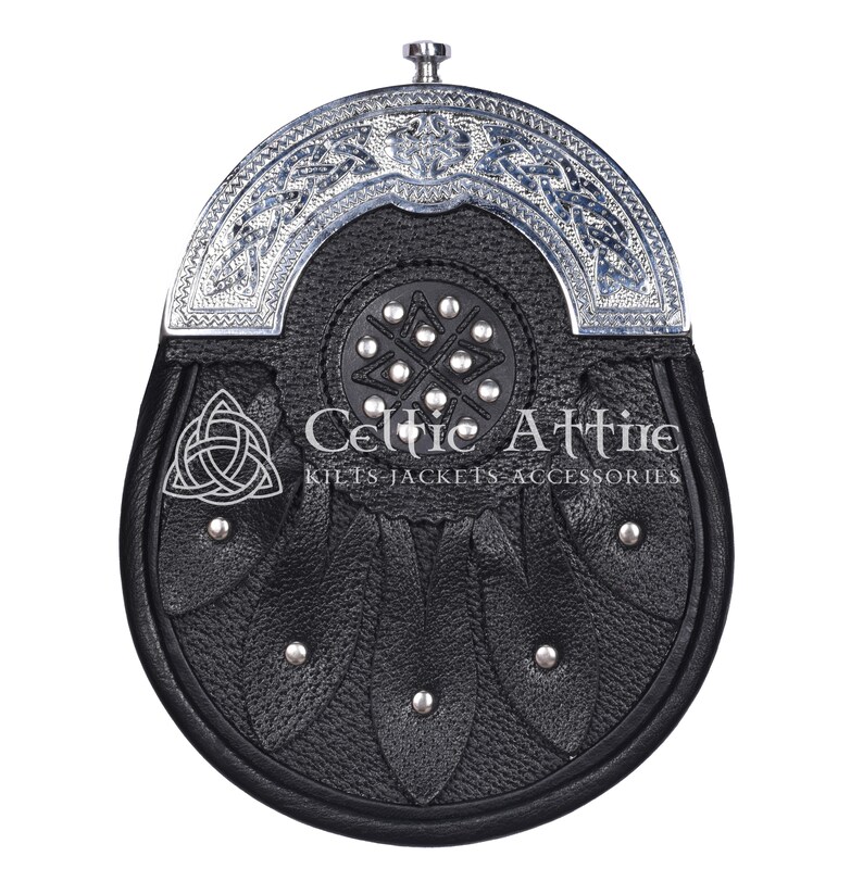 Pu&ograve; includere: Sporran in pelle nera con un cantle argentato ornato da disegni a nodo celtico. Lo sporran presenta un lembo decorativo con borchie argentate e un emblema a nodo celtico. Il testo "Celtic Attire" &egrave; visibile.
