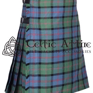 Könnte beinhalten: Ein traditioneller Kilt mit einem grünen, blauen und schwarzen Tartanmuster. Der Kilt hat einen schwarzen Ledergürtel mit Schnallen und einen Fransenrand.