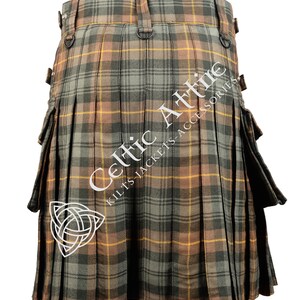 Peut inclure: Un kilt en tartan brun et jaune avec une poche utilitaire de chaque c&ocirc;t&eacute;. Le kilt a une fermeture &agrave; boucle et est pliss&eacute; &agrave; l'arri&egrave;re. Le kilt est fait d'un tissu tiss&eacute; et a un design &eacute;cossais traditionnel. Le kilt est de Celtic Attire.