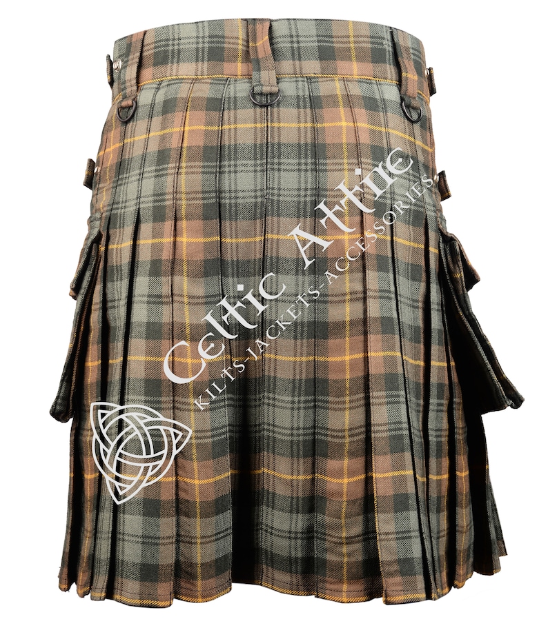 Peut inclure: Un kilt en tartan brun et jaune avec une poche utilitaire de chaque c&ocirc;t&eacute;. Le kilt a une fermeture &agrave; boucle et est pliss&eacute; &agrave; l'arri&egrave;re. Le kilt est fait d'un tissu tiss&eacute; et a un design &eacute;cossais traditionnel. Le kilt est de Celtic Attire.
