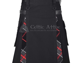 Może przedstawiać: Czarny kilt z panelem w kratę z czerwono-biało-czarną kratą. Kilt posiada skórzane paski, metalowe okucia i nadruk "Celtic Attire". Tradycyjny element garderoby.