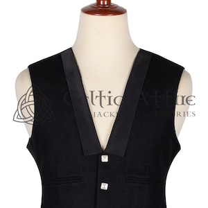 Può includere: Gilet nero con colletto in raso e bottoni argentati. Il gilet è un capo tradizionale indossato con un kilt.