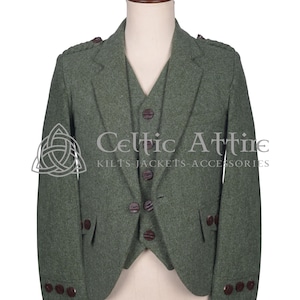Puede incluir: Conjunto de chaqueta y chaleco de tweed verde con botones marrones. La chaqueta tiene solapas con muescas y charreteras. El chaleco tiene cuello en V y botones a juego. El texto "Celtic Attire" es visible.