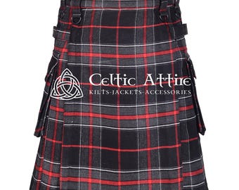 Może przedstawiać: Czarna, czerwona i biała spódnica w kratę z logo Celtic Attire. Spódnica ma kieszenie po bokach i zapięcie na klamrę.