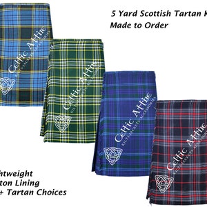 Könnte beinhalten: Drei verschiedene 5-Yard-Schottenröcke aus Tartan, die auf Bestellung gefertigt werden. Die Röcke sind blau, grün und schwarz mit roten und weißen Akzenten. Die Röcke sind mit einem leichten Baumwollfutter ausgestattet und haben über 60 Tartan-Optionen.