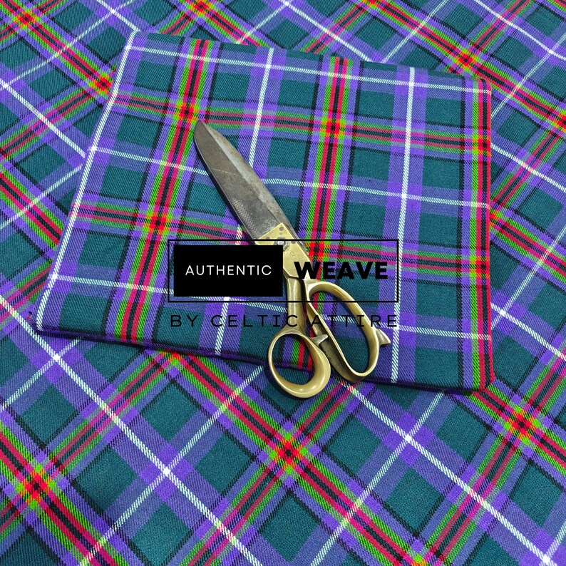 K&ouml;nnte beinhalten: Ein gefaltetes St&uuml;ck lila, gr&uuml;n und wei&szlig; karierten Stoff mit roten und gelben Akzenten. Eine goldene Schere liegt auf dem Stoff. Der Text "AUTHENTIC WEAVE BY CELTIC ATTIRE" befindet sich in einer schwarzen Box.